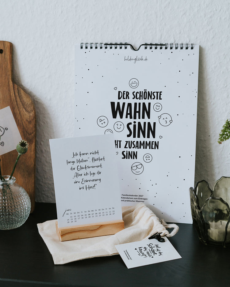 Kalender-Bundle 2027 von Heldenglück: Familienkalender A4 und Tischkalender im Holzständer mit Baumwollbeutel