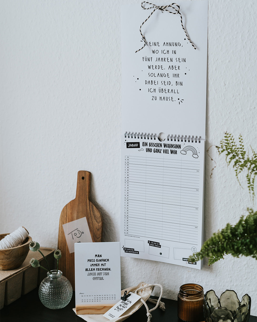 Bundle 2027: Familienkalender an der Wand im Januar plus Tischkalender-Monatskarte im Schwarz-Weiß-Design