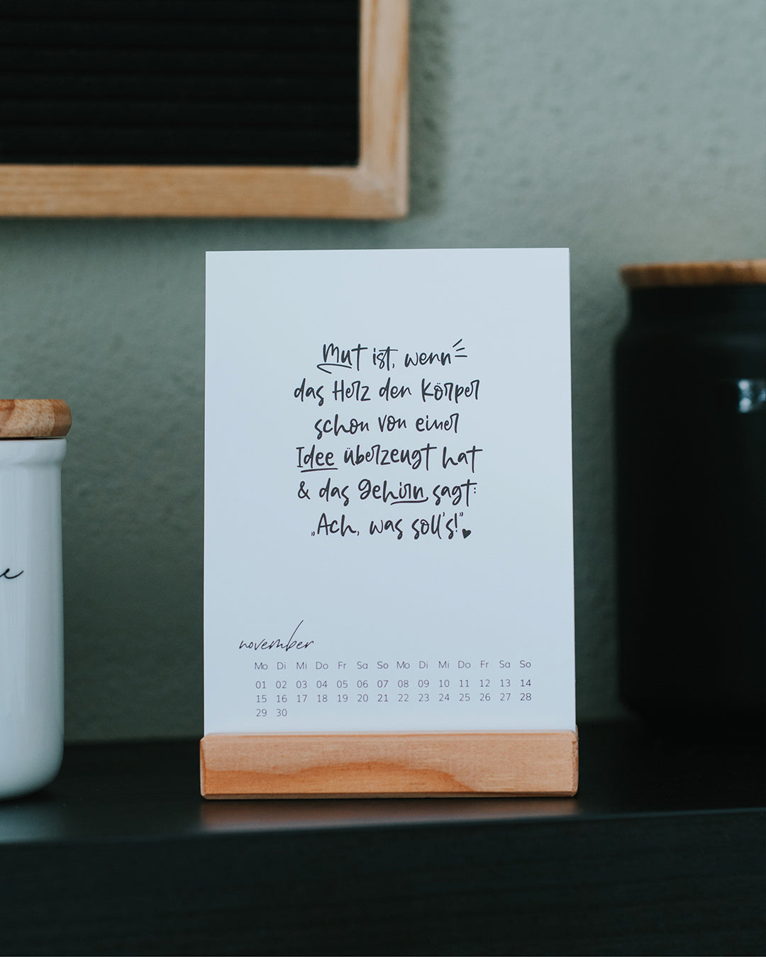 Tischkalender 2027 aus Lärchenholz mit November-Karte