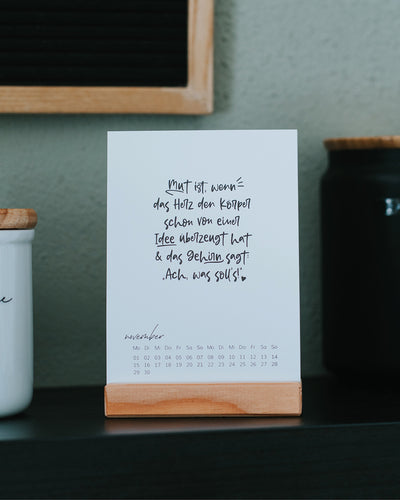 Tischkalender 2027 aus Lärchenholz mit November-Karte