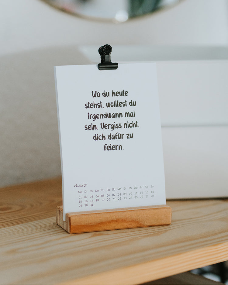 Minimalistischer Tischkalender 2027 mit März-Karte im Holzständer