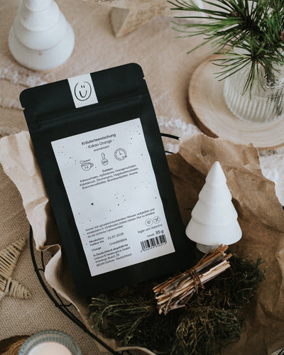 Rückseite der Teepackung „Glöckchenklingende Weihnachten“: Zutaten, Zubereitung, 35 g – vegan und glutenfrei laut Verpackung.