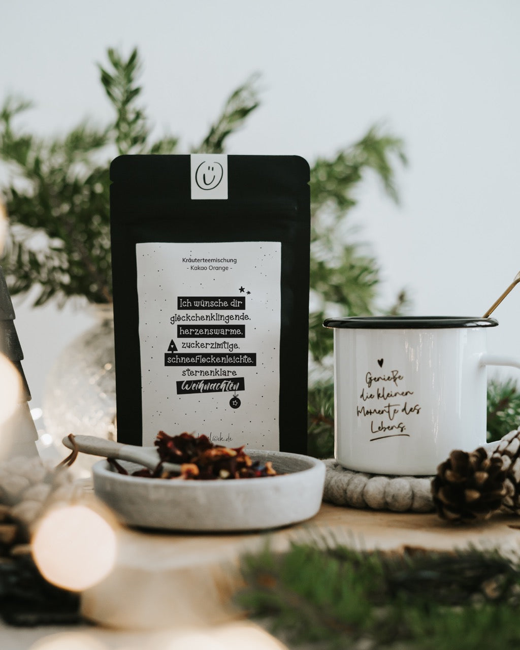 Weihnachtstee „Glöckchenklingende Weihnachten“ mit Schälchen losem Tee und Emaillebecher – 35 g loser Tee, in Deutschland abgefüllt.