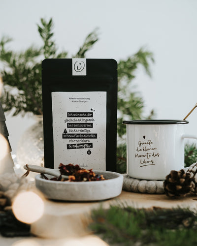 Weihnachtstee „Glöckchenklingende Weihnachten“ mit Schälchen losem Tee und Emaillebecher – 35 g loser Tee, in Deutschland abgefüllt.