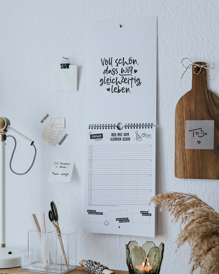 Wandkalender 2027 für Familien, Februar-Blatt mit Spruch und beschreibbaren Spalten für die ganze Familie