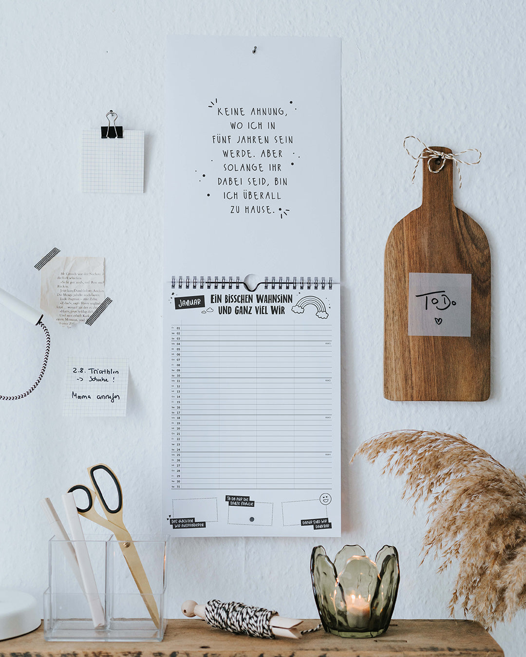 Familienkalender 2027 an der Wand, Januar mit Monatsspruch und 4 Spalten für Termine