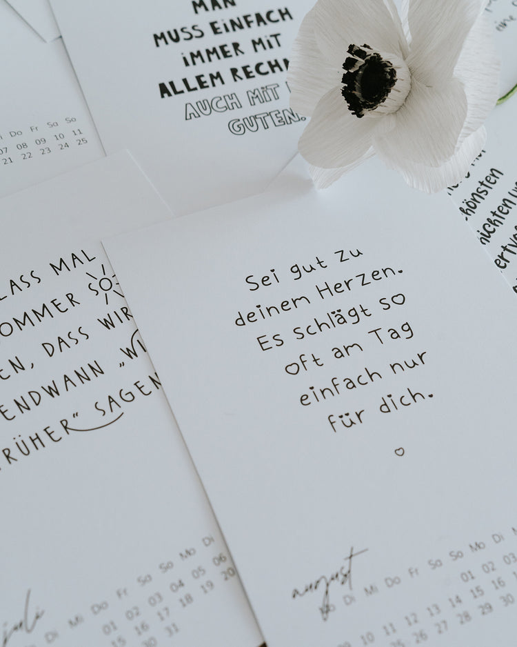 Detail der Kalenderkarten 2027, Monatsspruch und Kalendarium, gedruckt auf 300g Naturpapier