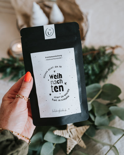 Ruhe schenken von Heldenglück, Früchtetee Weihnachtsmandel: Teepackung in der Hand.