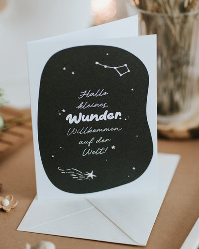 Geburtskarte „Hallo kleines Wunder. Willkommen auf der Welt!" mit Sternenhimmel-Motiv und Umschlag
