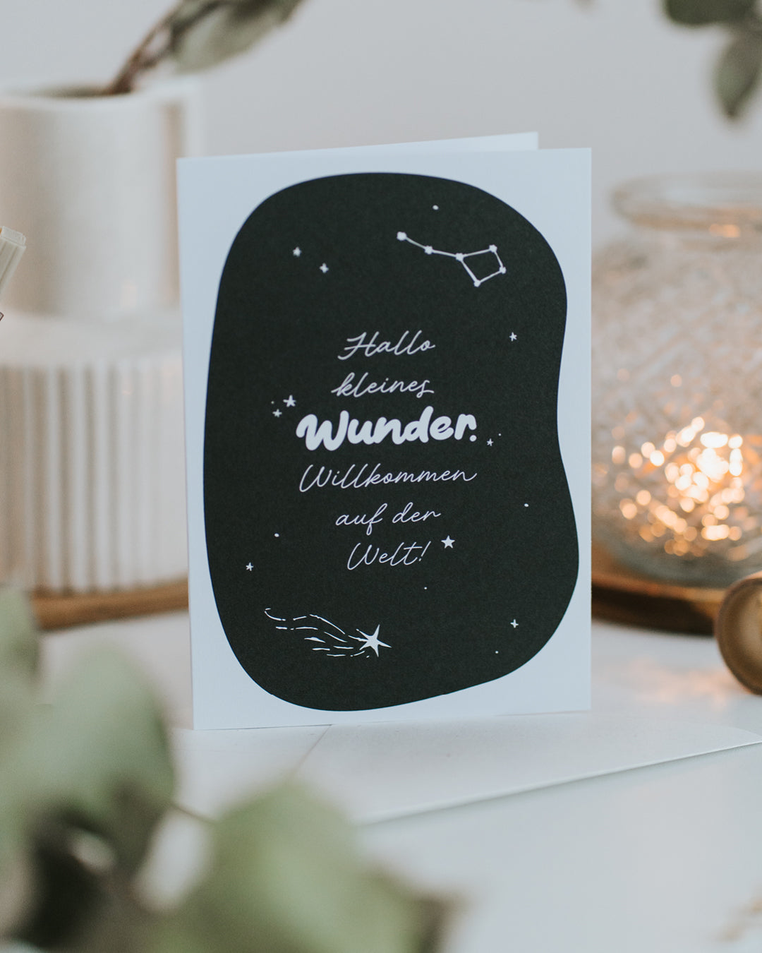 Aufgestellte Karte „Hallo kleines Wunder" mit Sternenmotiv – Glückwunsch zur Geburt