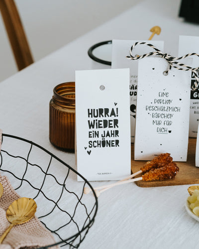 Teebären Hurra! Wieder ein Jahr schöner vor weiteren Motiven – Geburtstagsgruß auf der Banderole.