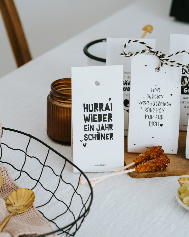 Teebären Hurra! Wieder ein Jahr schöner vor weiteren Motiven – Geburtstagsgruß auf der Banderole.