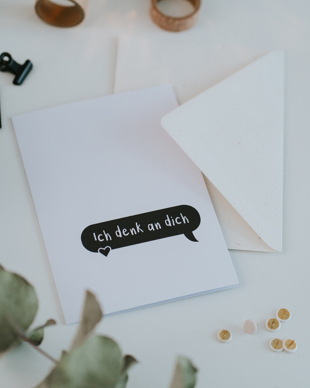 Klappkarte „Ich denk an dich" mit Umschlag, schwarze Sprechblase mit Herz