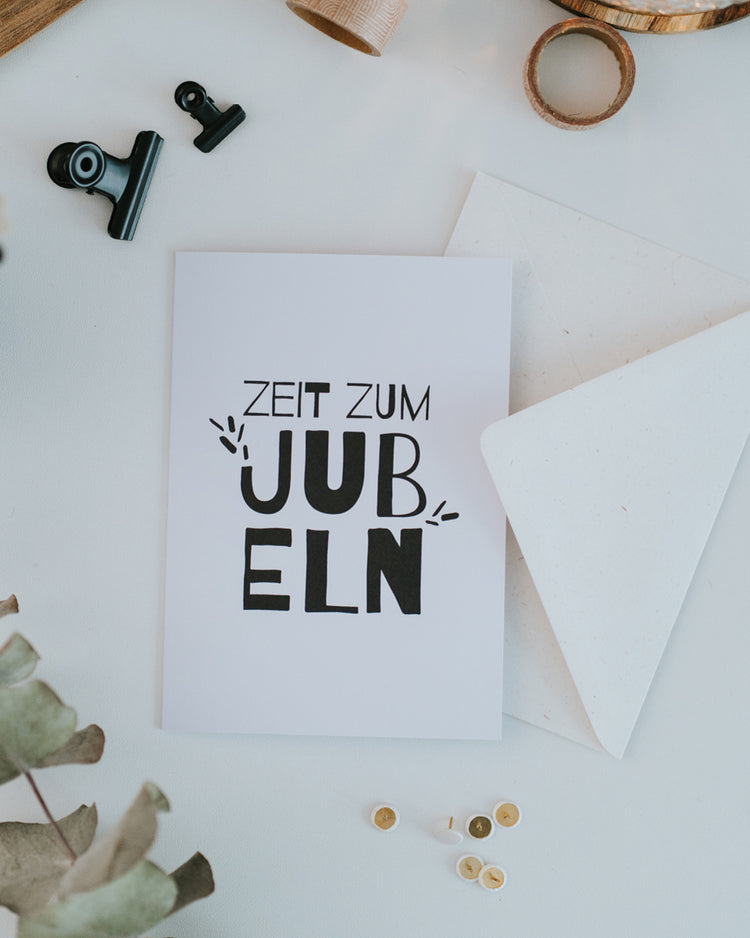 Klappkarte „Zeit zum Jubeln" auf geöffnetem Umschlag – Karte für alles, was gefeiert gehört