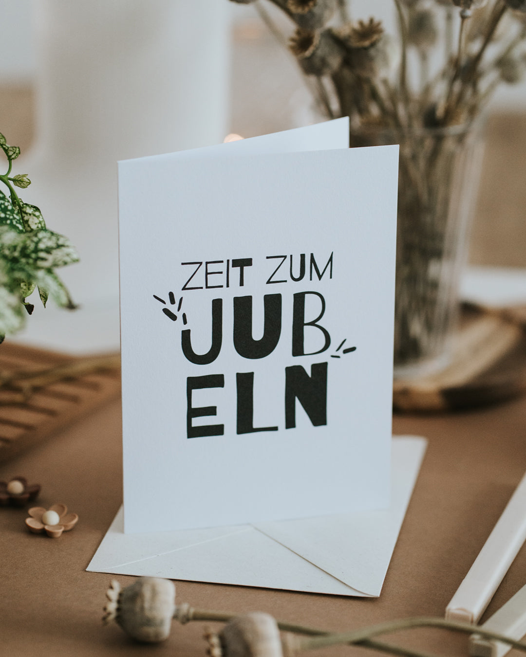 Aufgestellte Karte „Zeit zum Jubeln" mit Umschlag, hochwertiges Papier im Hochformat