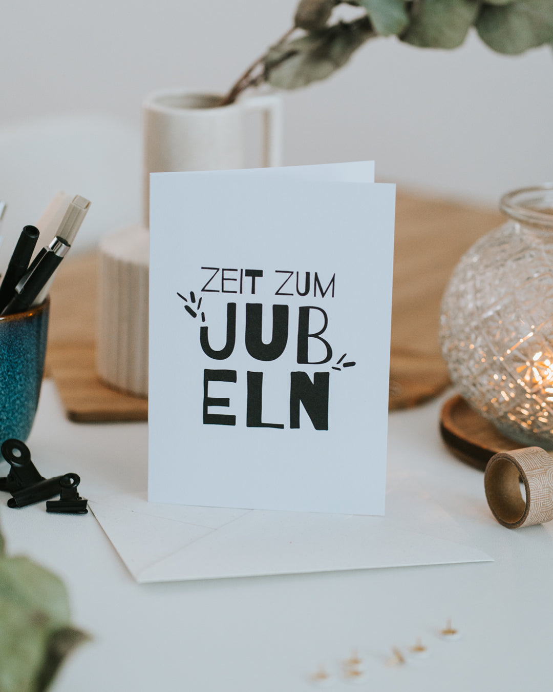 Klappkarte „Zeit zum Jubeln" aufgestellt vor Umschlag – zeitlose Karte für jeden Anlass