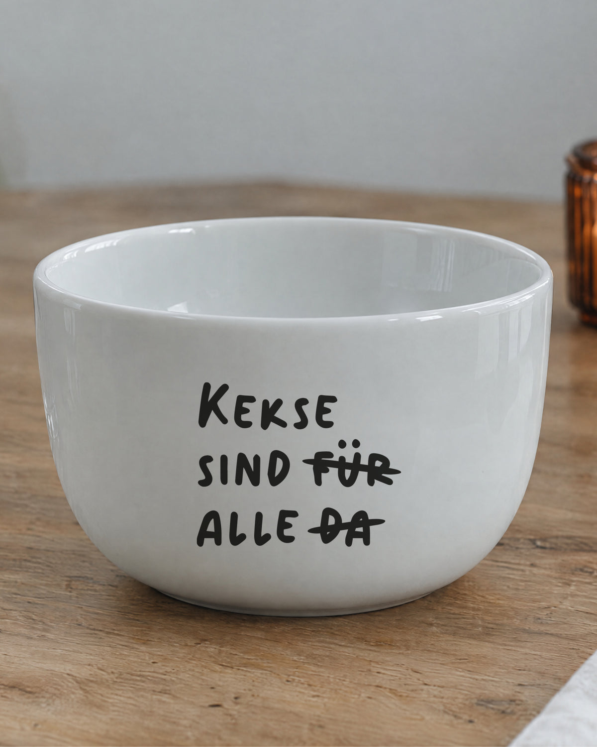 Porzellanschale mit Spruch „Kekse sind für alle da“ – „für“ und „da“ durchgestrichen.