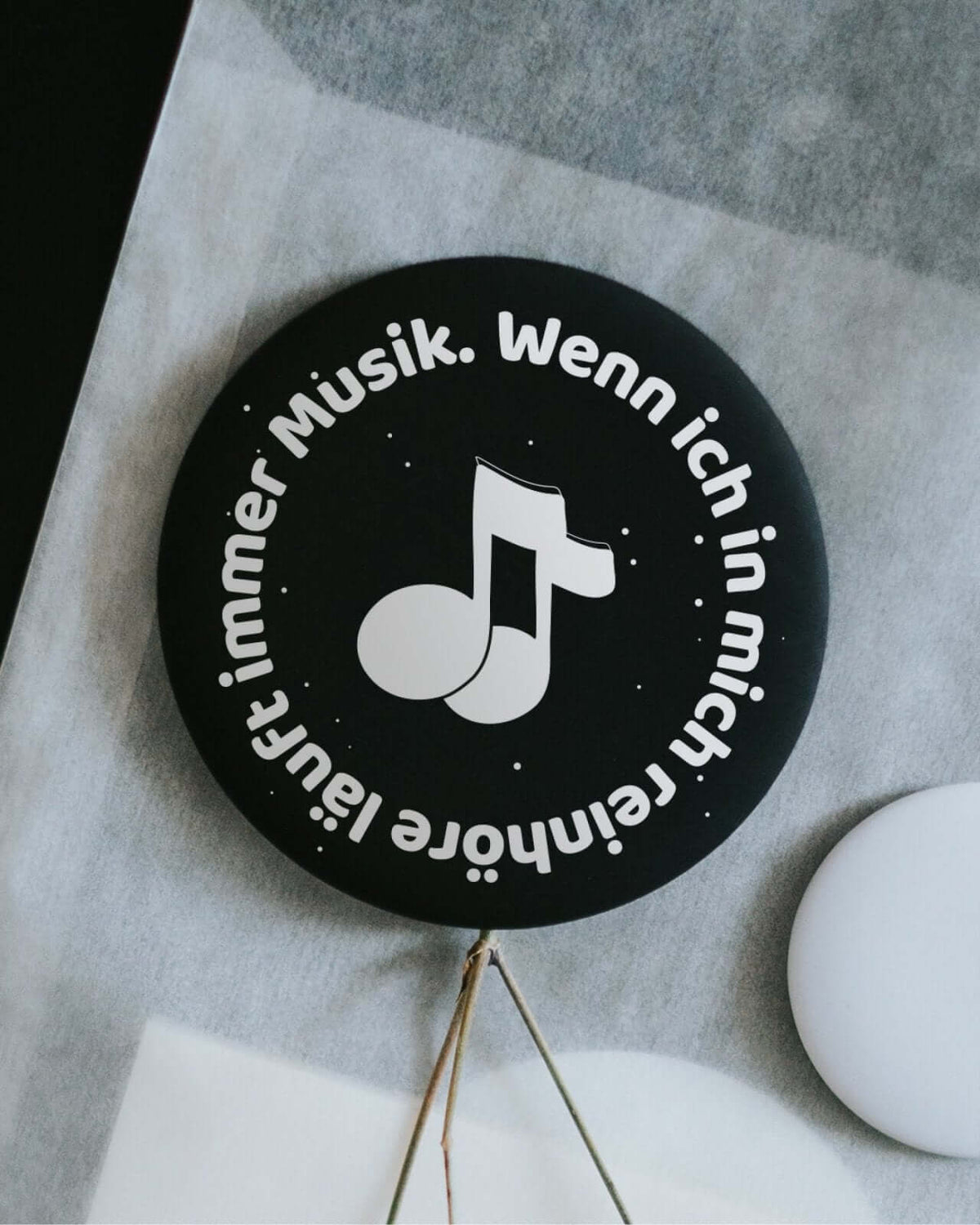 Magnete mit Spruch oder Motiv Musik läuft · klein in schwarz weiss