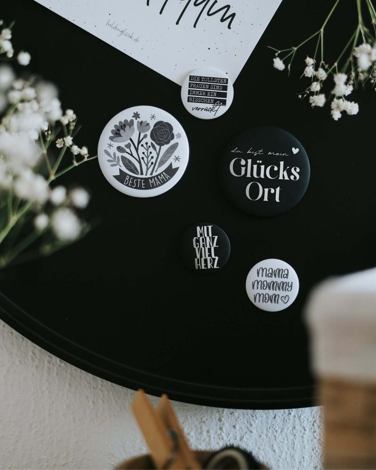 Magnete mit Spruch oder Motiv Die tollsten Frauen · klein in schwarz weiss
