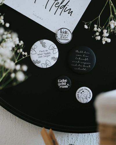 Magnete mit Spruch oder Motiv Bärchenpflaster · klein in schwarz weiss
