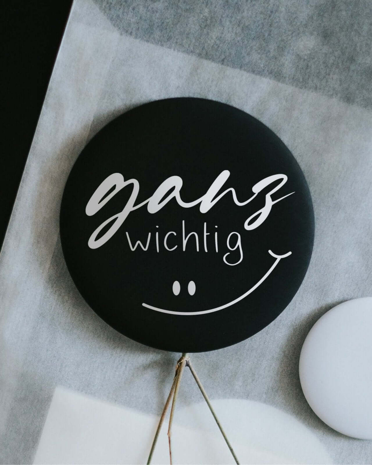 Magnete mit Spruch oder Motiv Ganz wichtig · klein in schwarz weiss