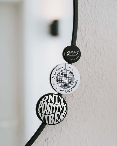 Magnete mit Spruch oder Motiv Ganz wichtig · klein in schwarz weiss