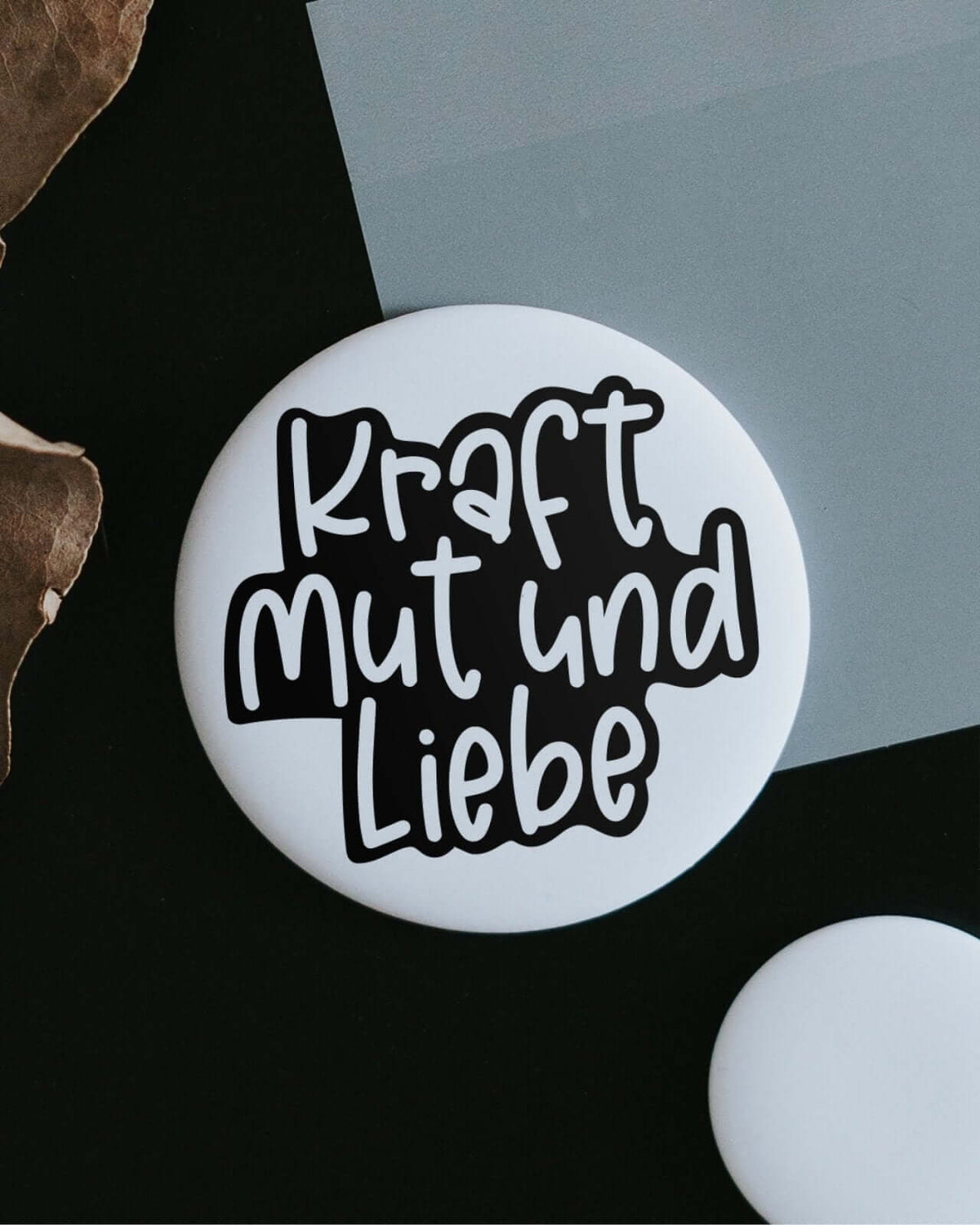 Magnete mit Spruch oder Motiv Kraft Mut und Liebe · klein in schwarz weiss