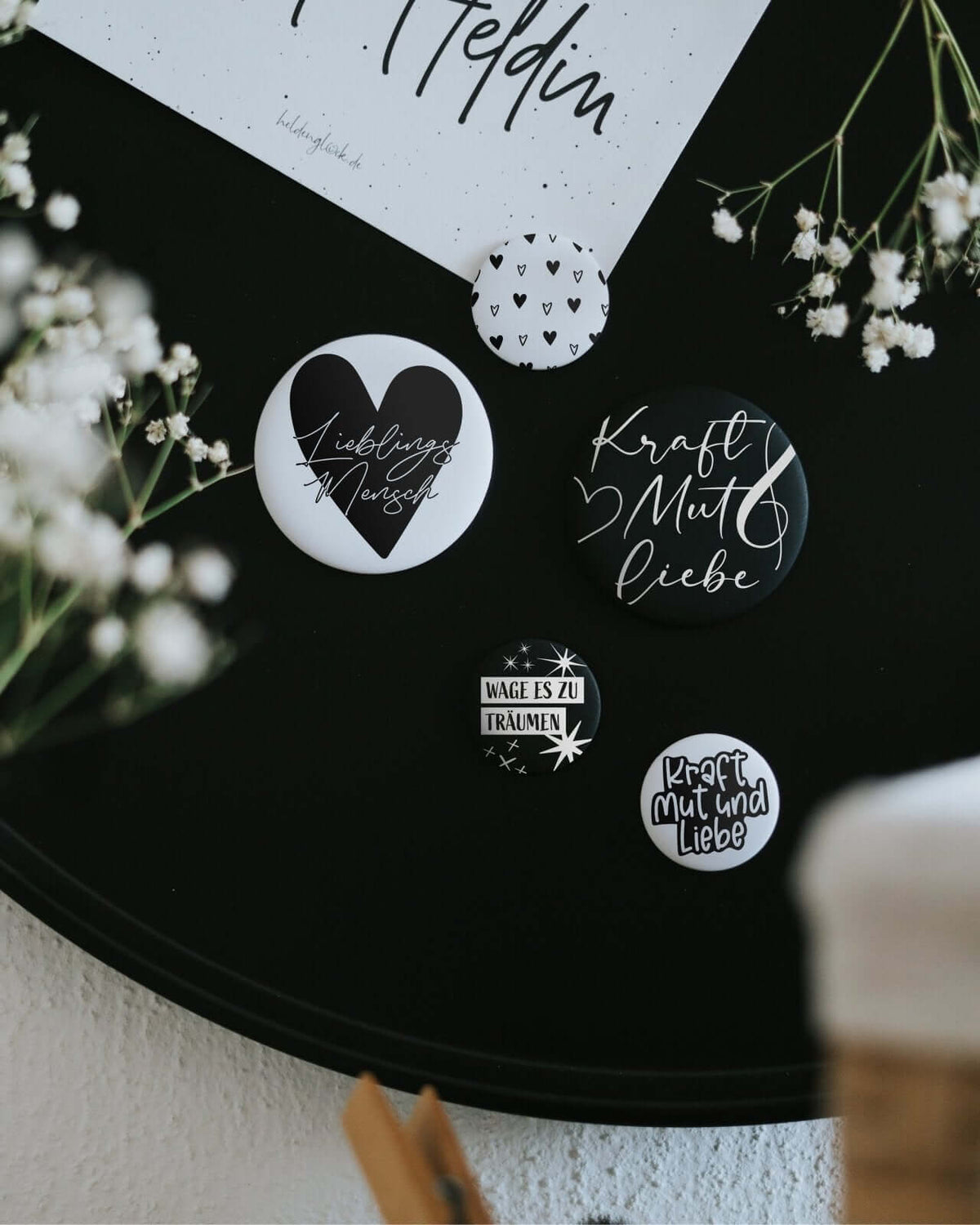 Magnete mit Spruch oder Motiv Kraft Mut und Liebe · klein in schwarz weiss