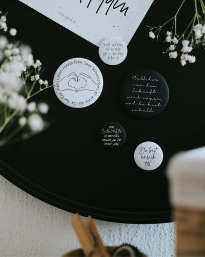 Magnete mit Spruch oder Motiv Gleichzeitig leben · klein in schwarz weiss