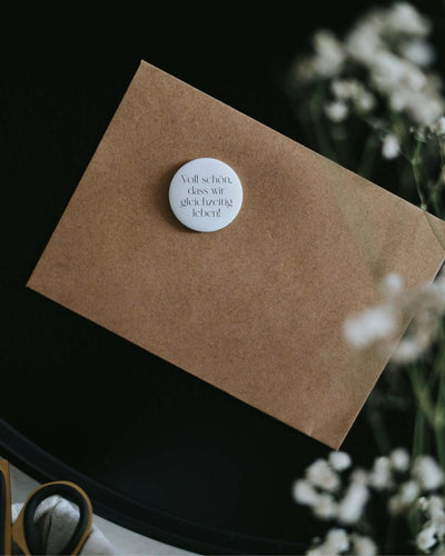 Magnete mit Spruch oder Motiv Gleichzeitig leben · klein in schwarz weiss