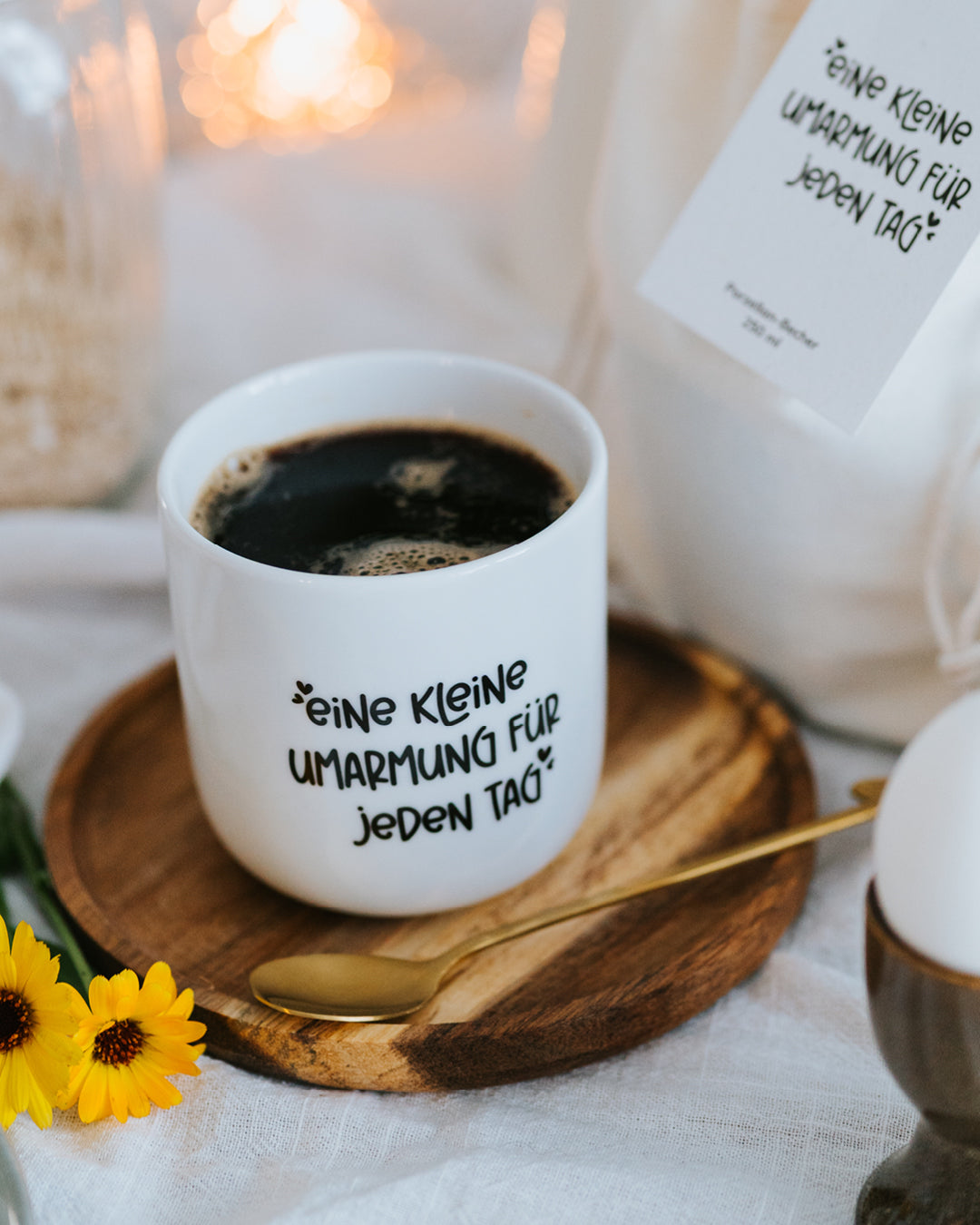 Porzellanbecher „Kleine Umarmung“ gefüllt mit Kaffee – ideal für Kaffee, Tee oder den Lieblingsplatz im Büro.