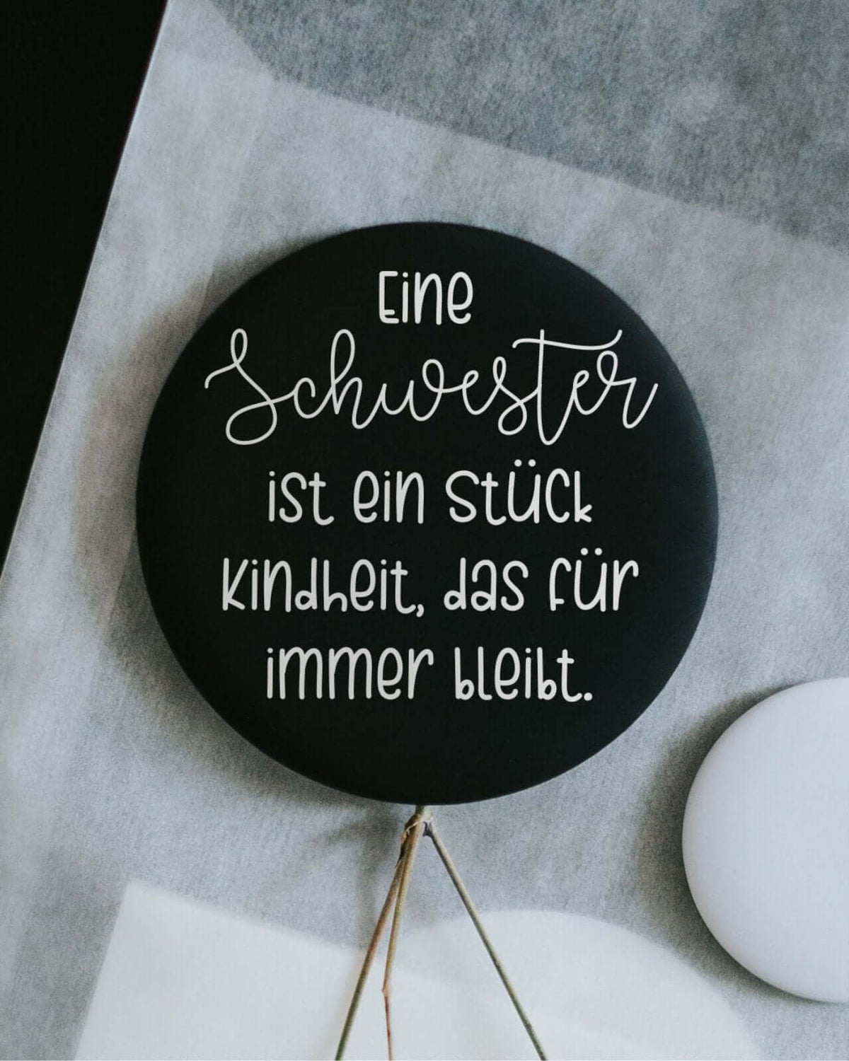 Magnete mit Spruch oder Motiv Eine Schwester · klein in schwarz weiss