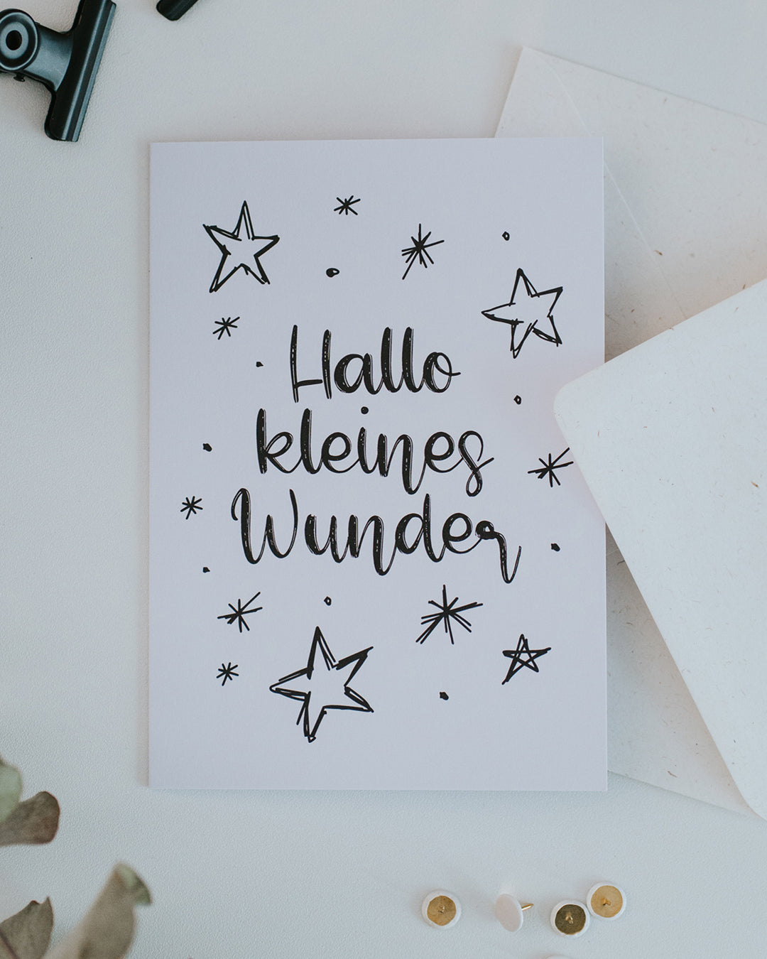 Geburtskarte „Hallo kleines Wunder" mit illustrierten Sternen und Umschlag