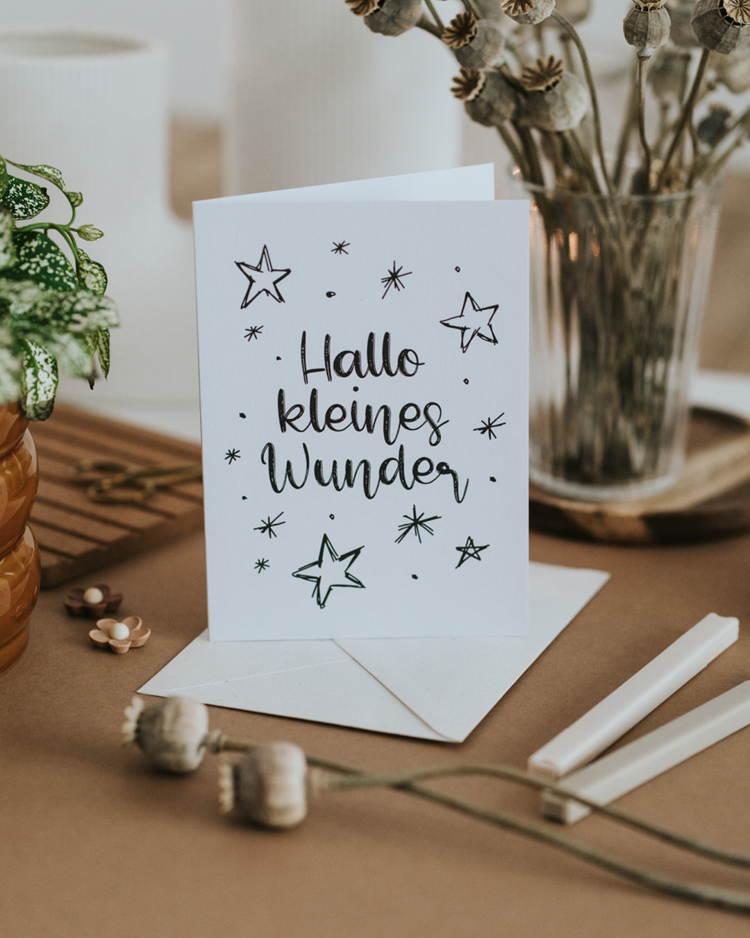 Aufgestellte Klappkarte „Hallo kleines Wunder" mit Sternen-Illustration und passendem Umschlag