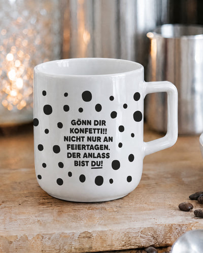 Porzellantasse mit Punkte-Muster und Spruch „Gönn dir Konfetti! Der Anlass bist du!“