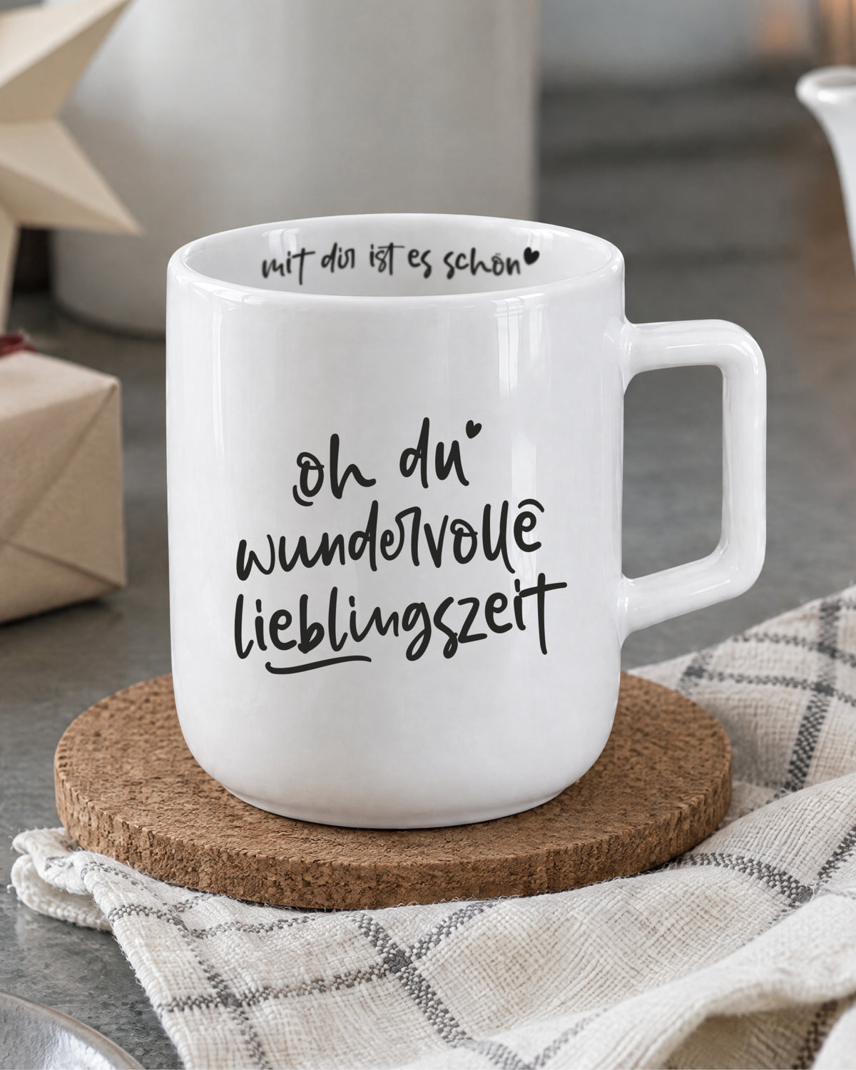 Porzellantasse mit Spruch „oh du wundervolle Lieblingszeit“ auf Holzuntersetzer.