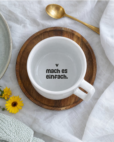 Blick in die Tasse: zweiter Spruch am inneren Trinkrand – „mach es einfach.“