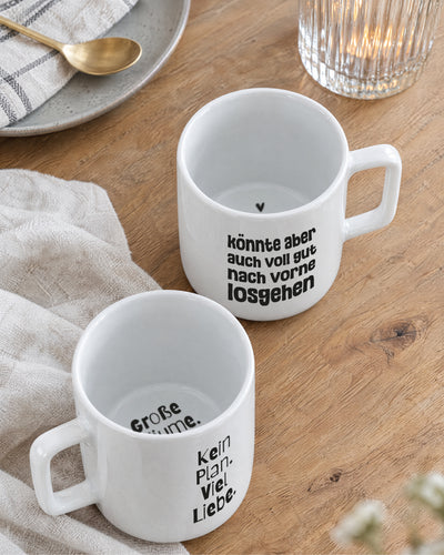 Zwei Porzellantassen auf dem Frühstückstisch – 370 ml für Kaffee oder Tee.