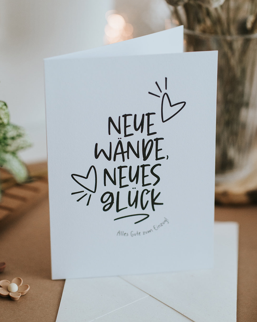 Einzugskarte „Neue Wände, neues Glück" aufgestellt mit Umschlag, Typografie mit Herzen