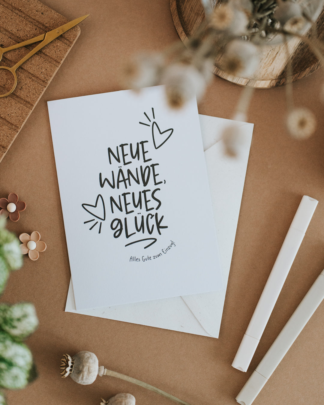 Klappkarte zum Einzug „Neue Wände, neues Glück" auf Umschlag liegend, Schwarz-Weiß-Design