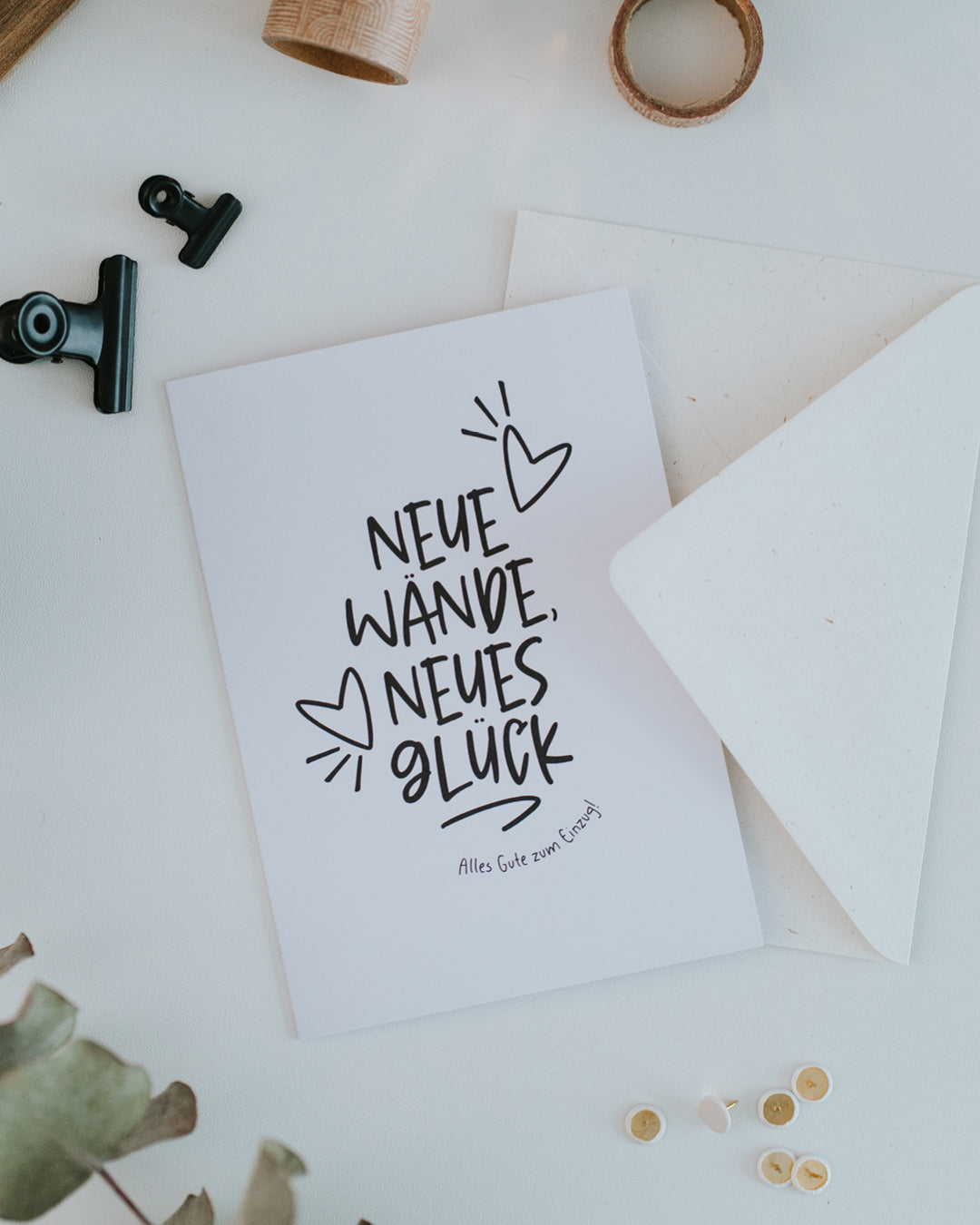 Klappkarte zum Einzug mit geöffnetem Umschlag, harmonische Typografie im Hochformat