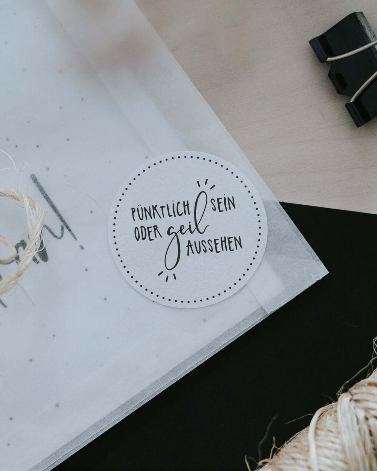 Aufkleber mit Spruch oder Motiv Pünktlich sein in schwarz weiss