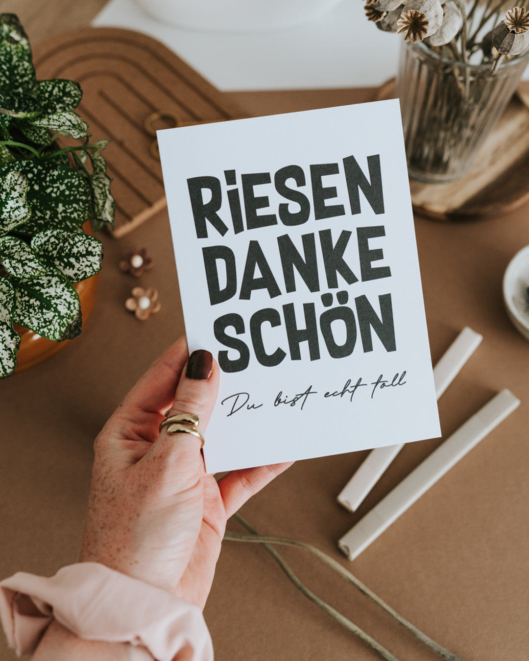 Hand hält Klappkarte „Riesen Dankeschön" aus hochwertigem Papier im Hochformat