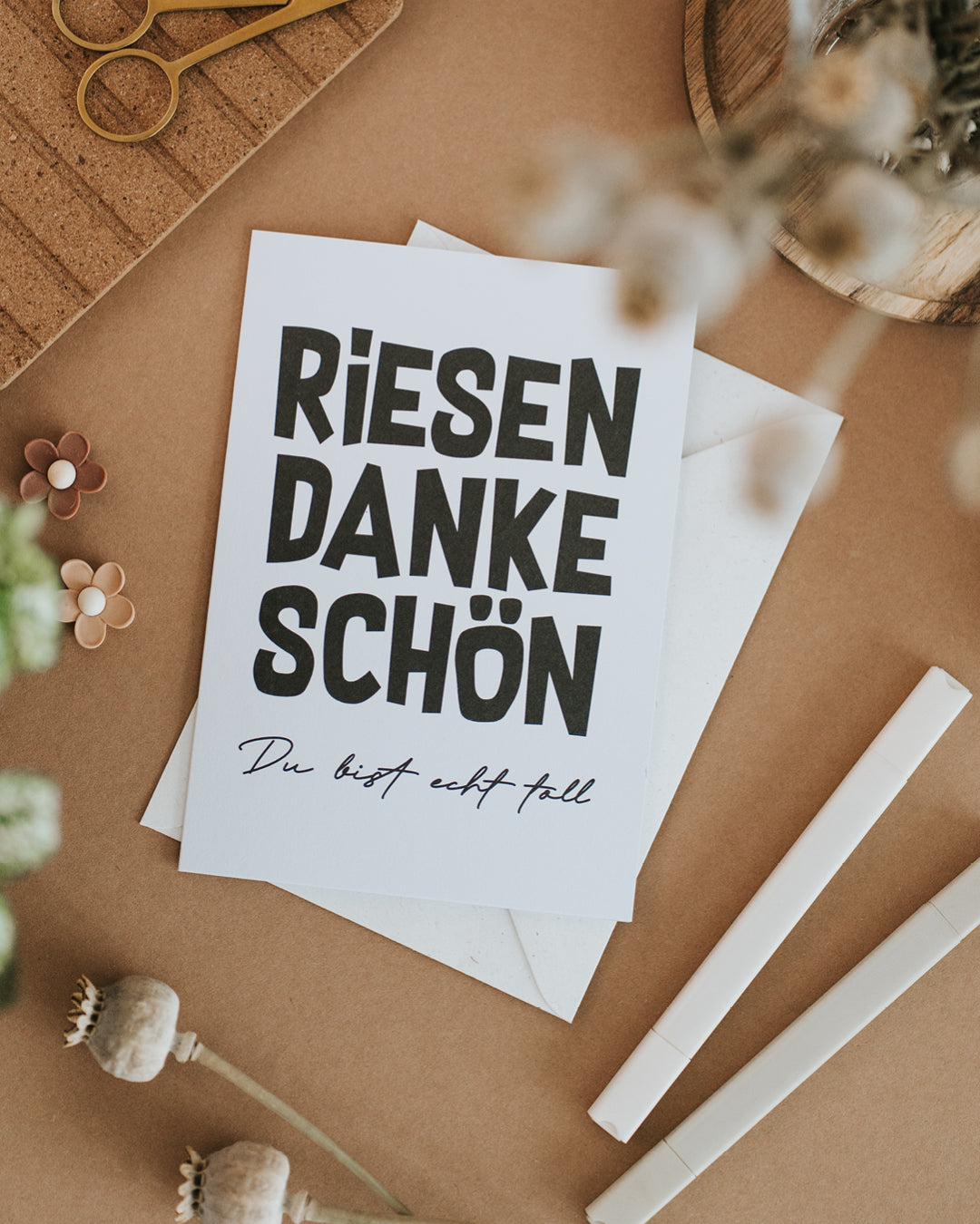  Klappkarte „Riesen Dankeschön" auf Umschlag liegend, zeitloses Schwarz-Weiß-Design