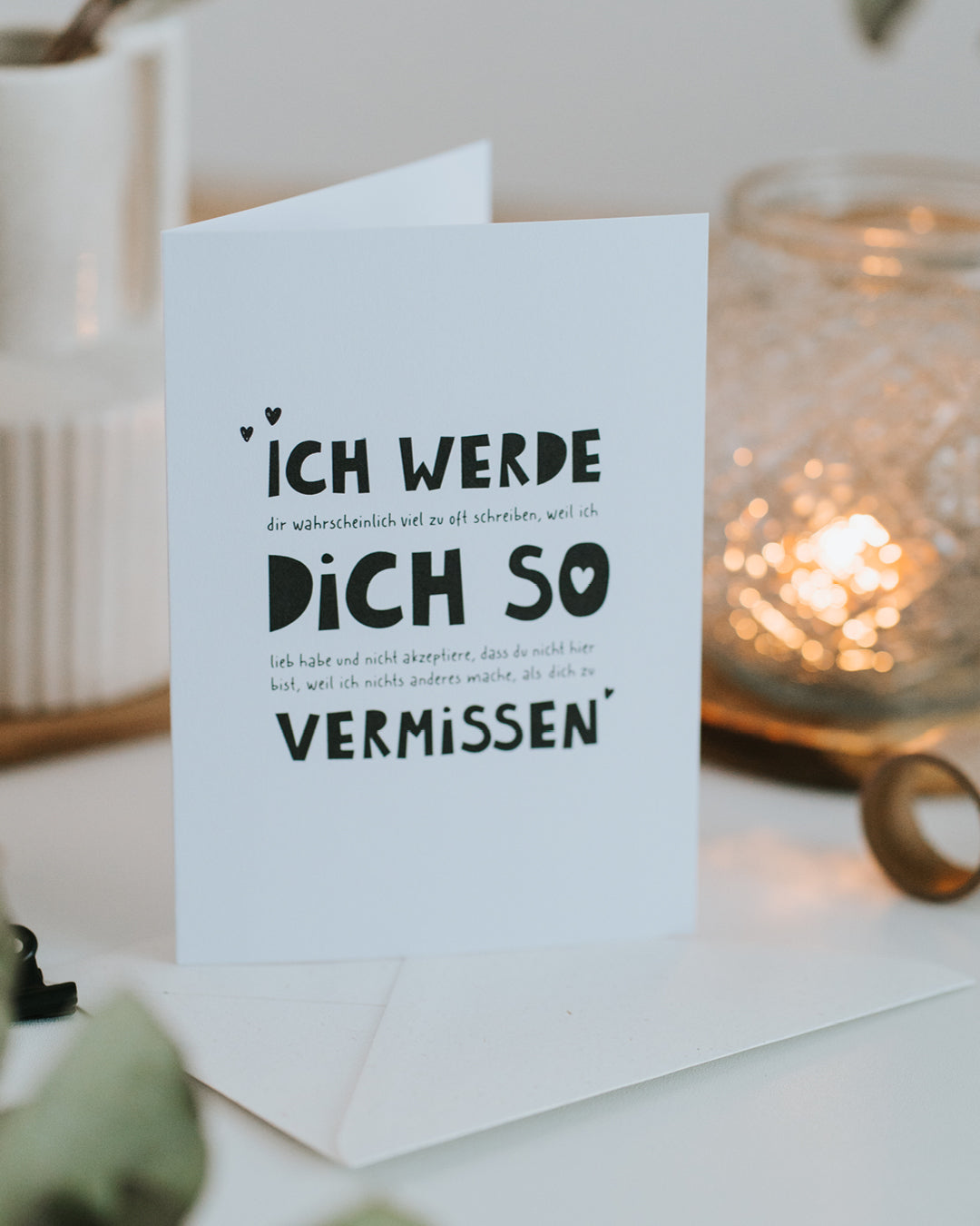 Aufgestellte Abschiedskarte „Ich werde dich so vermissen" mit passendem Umschlag für Kolleginnen und Kollegen