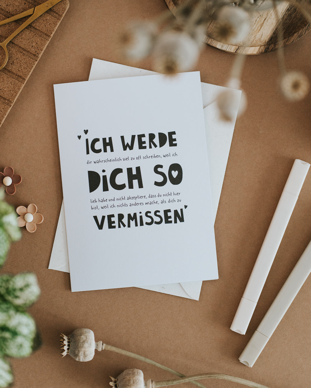 Klappkarte „Ich werde dich so vermissen" auf Umschlag liegend, gedruckt auf hochwertigem Papier