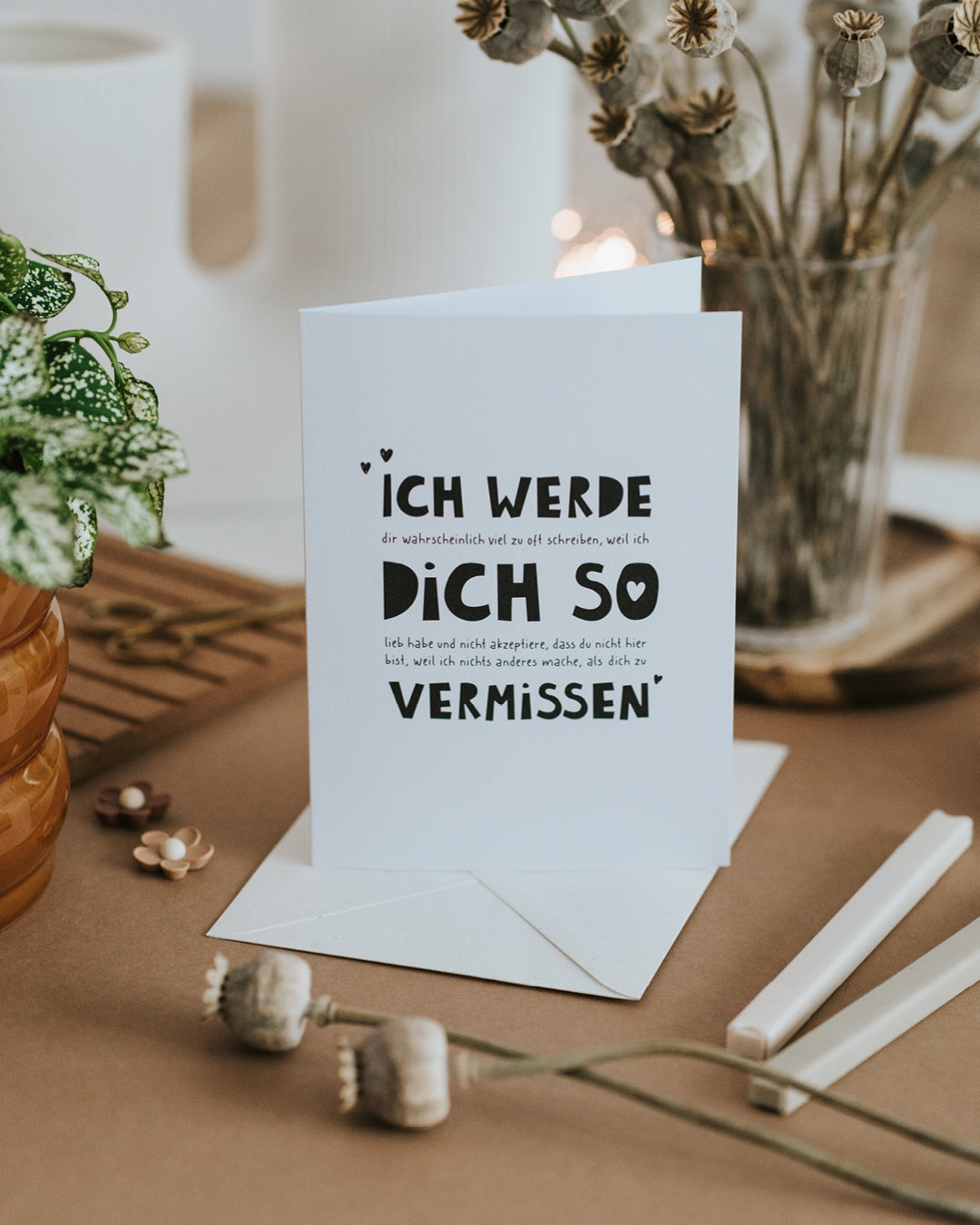 Abschiedskarte aufgestellt vor Umschlag – ehrliche Worte zum Abschied, zeitlos gestaltet