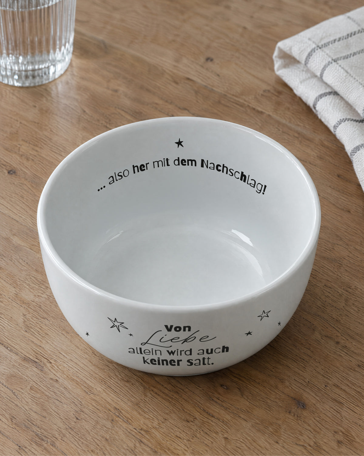 Blick in die Porzellanschale: zweiter Spruch am Rand – „… also her mit dem Nachschlag!“