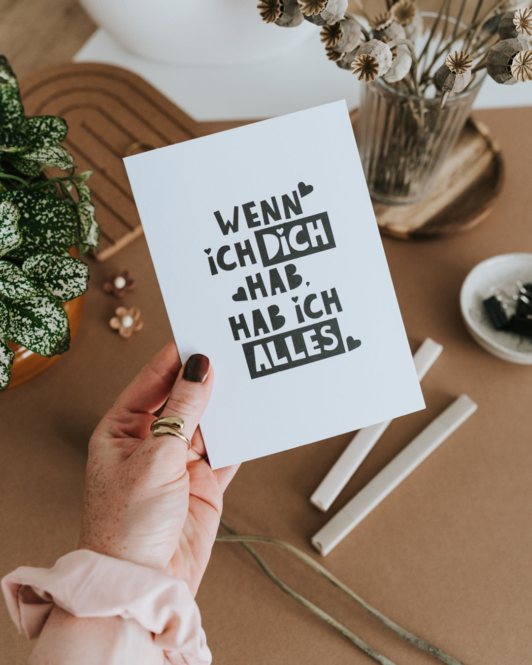 Hand hält Klappkarte „Wenn ich dich hab, hab ich alles", gedruckt auf hochwertigem Papier