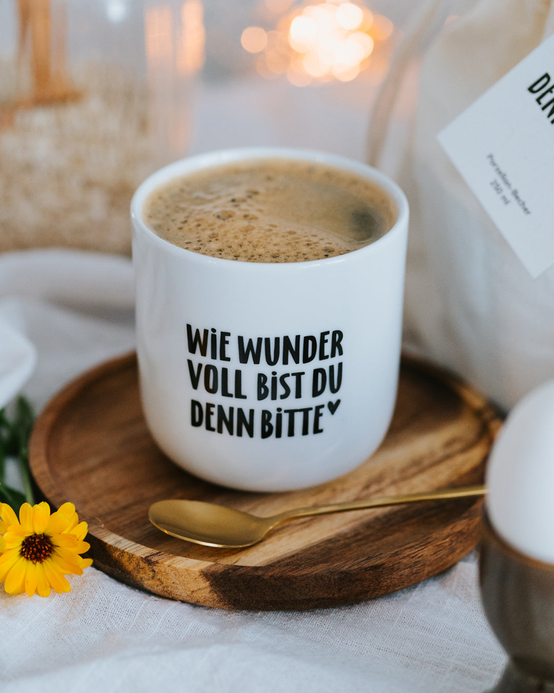 Porzellanbecher „Wie wundervoll“ gefüllt mit Kaffee – ideal für Kaffee, Tee oder den Lieblingsplatz im Büro.